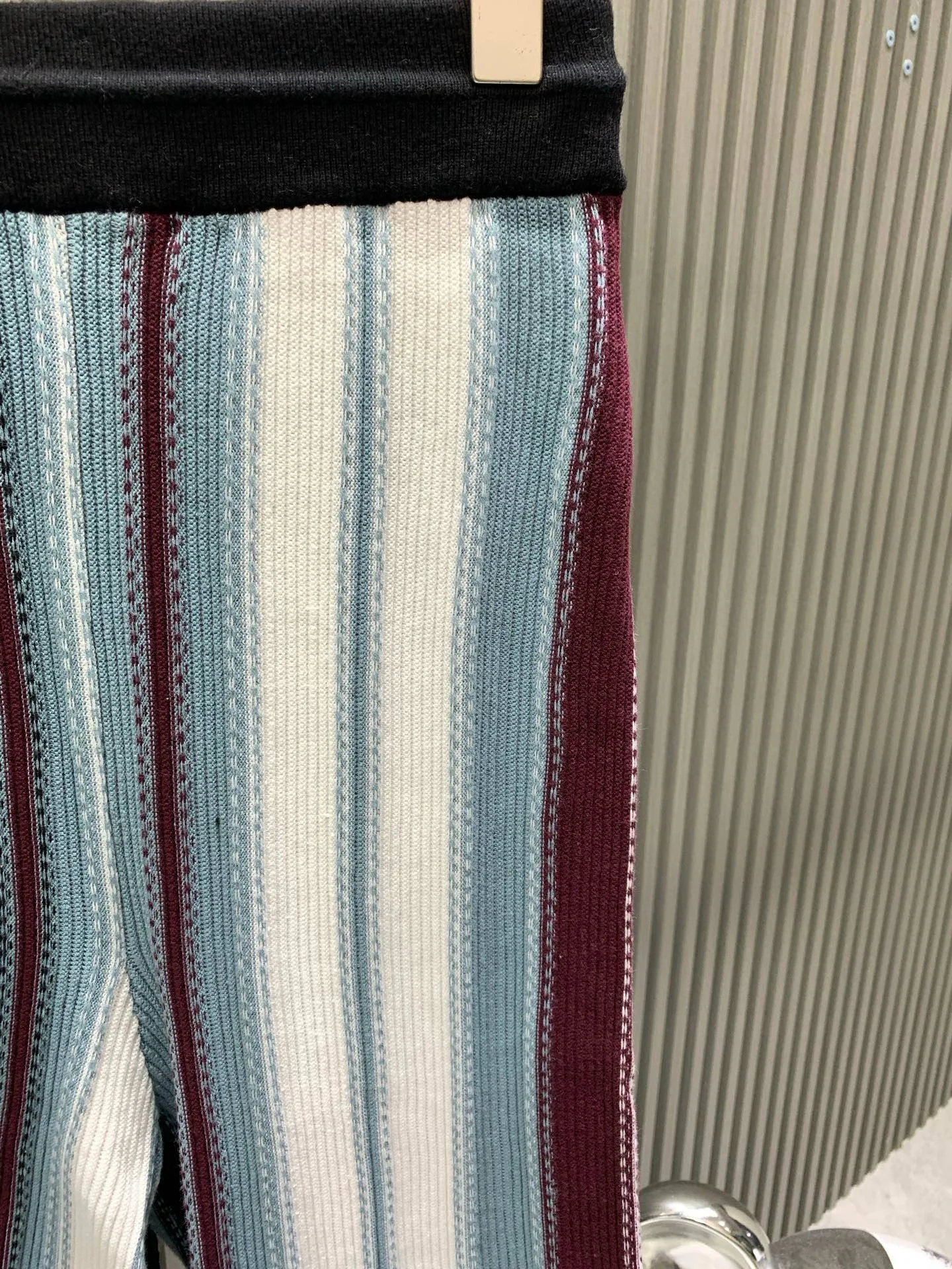 🅿️400 🀄️ Louis Vuitton Louis Vuitton 1v25ss striped jacquard wool. The original version is dyed and the color similarity is as high as 95%. The yarn is made of 2 strips of 260 combed cotton on the bottom + 5 strips of polyester + 1 strip of high elastic stretch frame. The loom is a 14-needle STOLL machine imported from Germany. Each piece of fabric takes 390 minutes. Due to the particularity of this weave, the stability of the machine is very high. Many machines cannot do it. The knitting time is very long. It is easy to produce waste pieces when weaving the piece. The loss will be very large. The sewing disc is sewn with a 20-needle disc. In order to maximize the restoration effect, our large body fabric is knitted using an ultra-fine 16-needle flat machine. The whole piece of clothing has almost no knots. It is recommended to match it with short-sleeved clothes of the same style.